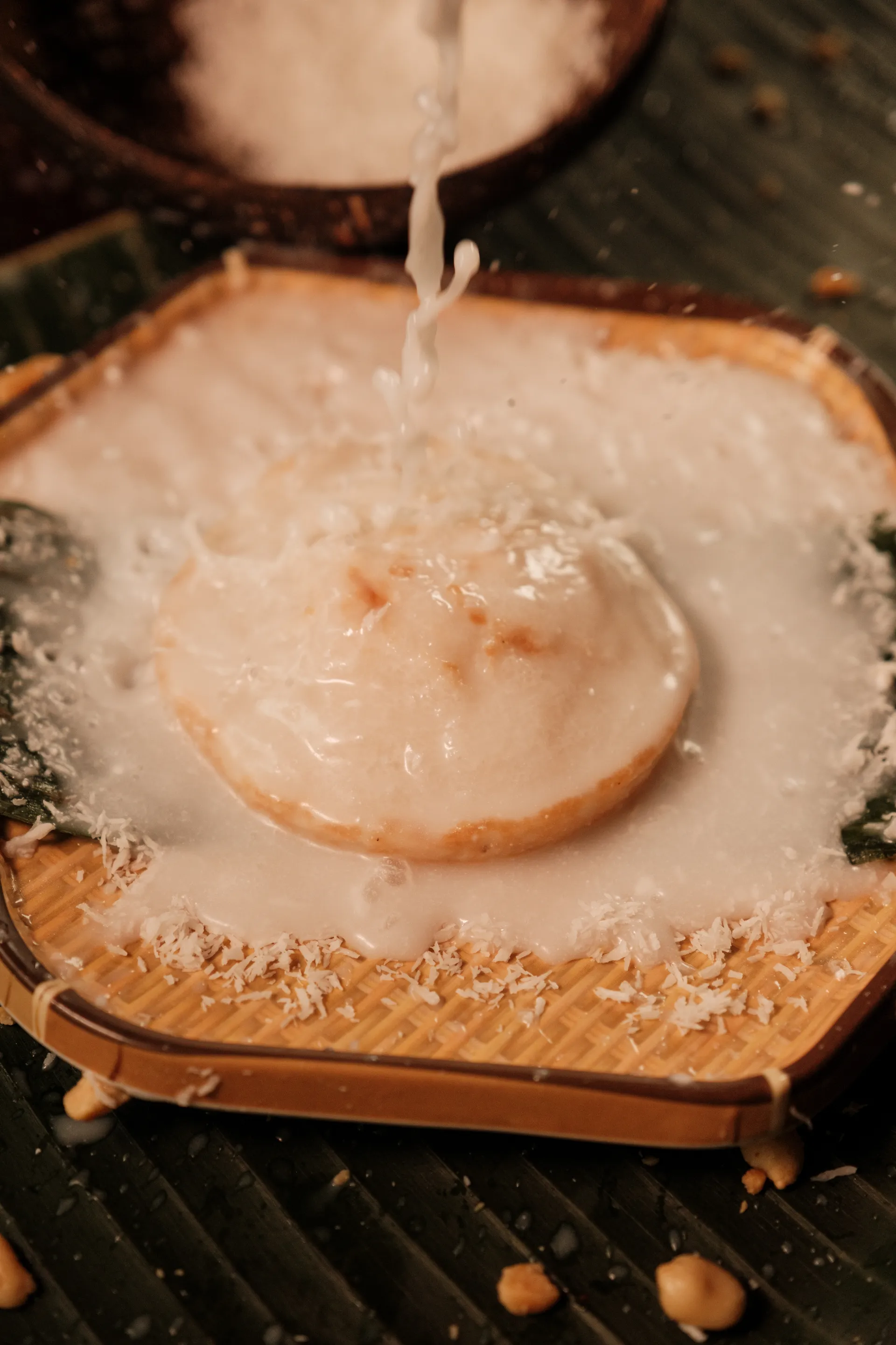 Lait de coco versé sur un bánh bò